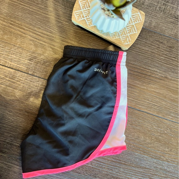 👀 Super cute 🌺 Girl's Nike Short, Size: 6X youth Girls, black, hot pink, new - Picture 3 of 4